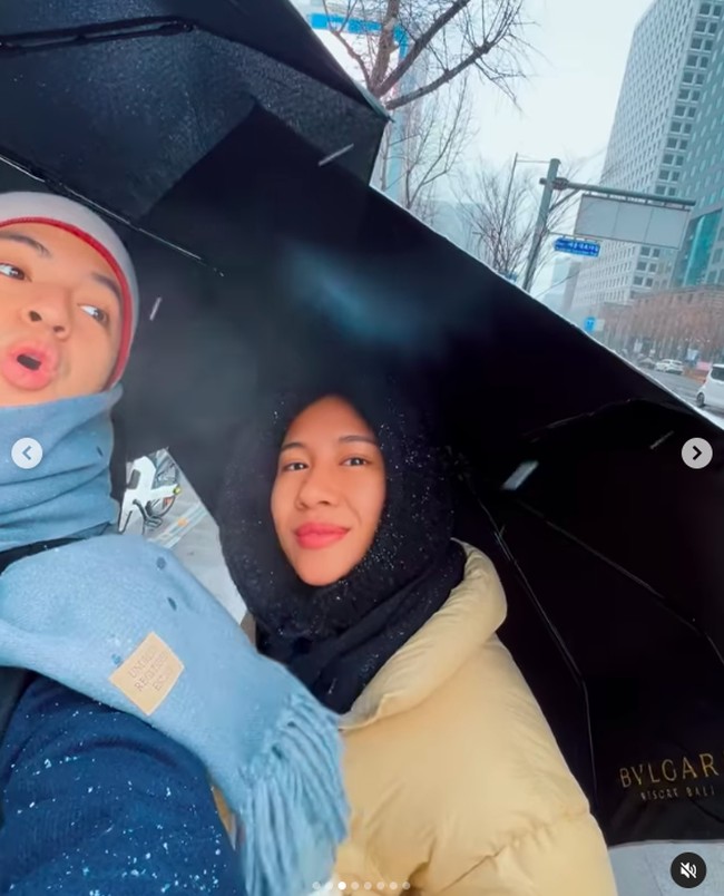 Angga Yunanda dan Shenina sedang menghabiskan waktu di Seoul, Korea Selatan. Pasangan pengantin baru itu pun bikin netizen siap-siap untuk menahan rasa iri keromantisan mereka selama bulan madu di sana. Foto: Instagram @angga