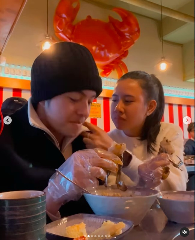 Netizen pun bikin iri karena makanan itu terlihat sangat nikmat tapi kemesraan keduanya selagi mereka bertatapan dan Shenina membetulkan baju suaminya saat makan. Foto: Instagram @angga