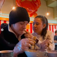 Netizen pun bikin iri karena makanan itu terlihat sangat nikmat tapi kemesraan keduanya selagi mereka bertatapan dan Shenina membetulkan baju suaminya saat makan. Foto: Instagram @angga