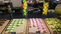 Variasi jajanan pasar khas Indonesia juga bisa dinikmati sebagai takjil. Di antaranya ada kue apem, kue talam, bolu sakura, hingga aneka kolak. Foto: detikFood/Yenny Mustika Sari