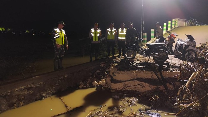 Banjir bandang di Bojonegoro bikin jalan longsor