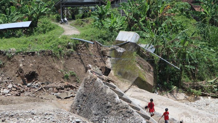 Banjir Bandang di Bojonegoro memutus jembatan antar desa