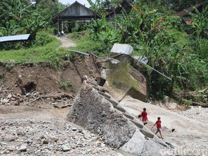 250 KK Terdampak Banjir Bandang Bojonegoro Usai Jembatan Antardesa Putus