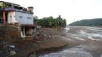 Banjir besar tampak juga menggerus tanah hingga bangunan yang ada di bantaran aliran air. Data Jumat (7/3) pukul 18.00 WIB, banjir mengakibatkan 125 KK (229 jiwa) mengungsi dan tanah longsor 32 KK (99 Jiwa). Sedangkan total korban meninggal dunia 3 orang dan hilang 5. (dok BNPB)
