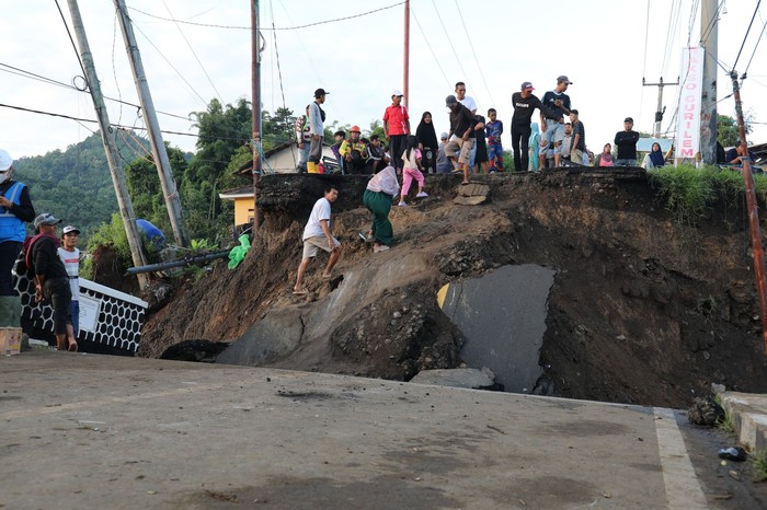 Banjir besar terjadi di Kabupaten Sukabumi, Jawa Barat. Salah satunya di Kecamatan Simpanan yang menyebabkan jembatan penghubung desa putus. (dok BNPB) Banjir besar terjadi di Kabupaten Sukabumi, Jawa Barat. Salah satunya di Kecamatan Simpanan yang menyebabkan jembatan penghubung desa putus. (dok BNPB)