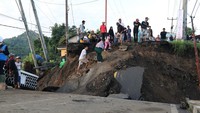 Jembatan Cidadap merupakan salah satu infrastruktur rusak akibat bencana banjir. Jembatan vital ini menghubungkan Desa Cidadap dan Desa Loji. (dok BNPB)