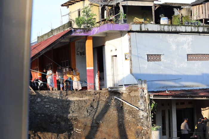 Banjir besar terjadi di Kabupaten Sukabumi, Jawa Barat. Salah satunya di Kecamatan Simpanan yang menyebabkan jembatan penghubung desa putus. (dok BNPB) Banjir besar terjadi di Kabupaten Sukabumi, Jawa Barat. Salah satunya di Kecamatan Simpanan yang menyebabkan jembatan penghubung desa putus. (dok BNPB)