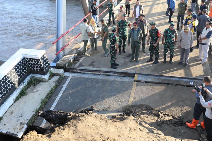 Banjir besar terjadi di Kabupaten Sukabumi, Jawa Barat. Salah satunya di Kecamatan Simpanan yang menyebabkan jembatan penghubung desa putus. (dok BNPB) Banjir besar terjadi di Kabupaten Sukabumi, Jawa Barat. Salah satunya di Kecamatan Simpanan yang menyebabkan jembatan penghubung desa putus. (dok BNPB)