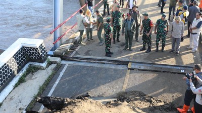 Penampakan Jembatan Penghubung Desa di Sukabumi Putus Diterjang Banjir
