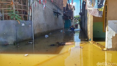 Ragam Cara Warga Menembus Genangan Banjir Dayeuhkolot Bandung