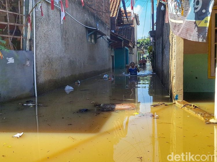 Ragam Cara Warga Menembus Genangan Banjir Dayeuhkolot Bandung