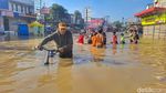 Ragam Cara Warga Menembus Genangan Banjir Dayeuhkolot Bandung