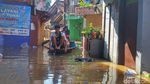 Ragam Cara Warga Menembus Genangan Banjir Dayeuhkolot Bandung