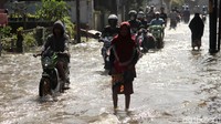 Banjir juga terjadi di titik jalan yang berada sebelum tanjakan jembatan Sungai Cikeruh.