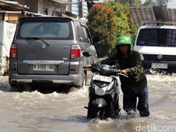 Video: Jalan Menuju Bandung Via Sapan Kebanjiran, Sejumlah Kendaraan Mogok