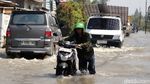 Banyak Motor Mogok gegara Nekat Terjang Banjir di Sapan Bandung