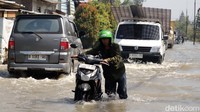 Tak sedikit kendaraan roda dua yang nekat menerjang namun tak mulus. Mereka berakhir dengan mogok. Mayoritas kendaraan roda dua yang mogok.