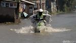 Banyak Motor Mogok gegara Nekat Terjang Banjir di Sapan Bandung