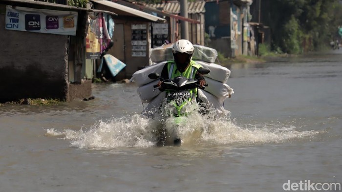 Banjir di Jalan Sapan, Kecamatan Bojongsoang, Kabupaten Bandung. Banjir di Jalan Sapan, Kecamatan Bojongsoang, Kabupaten Bandung.