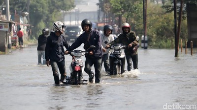 Banyak Motor Mogok gegara Nekat Terjang Banjir di Sapan Bandung