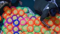 Pengurus masjid tersebut menyiapkan 250 porsi masakan khas India untuk menu berbuka puasa seperti nasi kebuli dan kari kambing yang dibagikan secara gratis kepada masyarakat selama bulan suci Ramadan 1446 H.