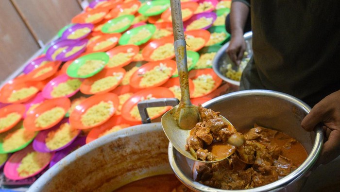Berbuka Puasa dengan Hidangan Khas India Petugas mempersiapkan kari kambing untuk berbuka puasa bersama di Masjid Taj'ul Madras, Medan, Sumatera Utara, Jumat (7/3/2025). Pengurus masjid tersebut menyiapkan 250 porsi masakan khas India untuk menu berbuka puasa seperti nasi kebuli dan kari kambing yang dibagikan secara gratis kepada masyarakat selama bulan suci Ramadhan 1446 H. ANTARA FOTO/Fransisco Carolio/YU