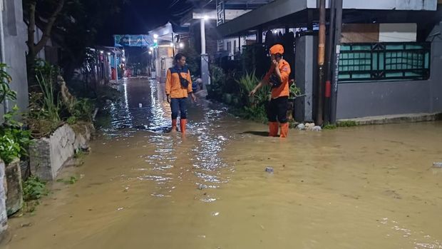 BPBD Kabupaten Pamekasan meninjau dan melakukan penanganan darurat pasca banjir melanda wilayah tersebut pada Jumat (7/3) malam. (dok BNPB)