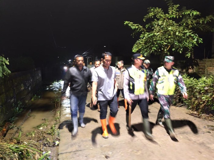 Bupati Bojonegoro dan Kapolres dan Dandim cek kondisi banjir bandang Gondang tengah malam