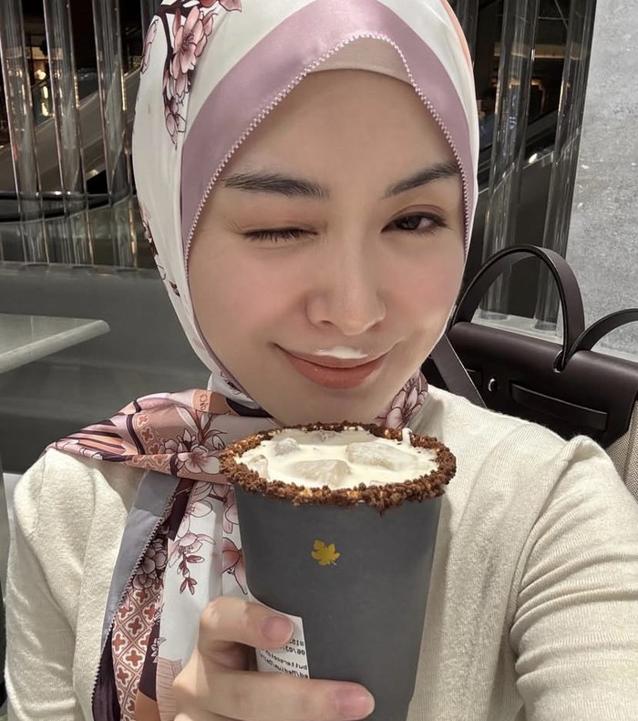 Cantiknya Ayana Moon Saat Berburu Takjil dan Jajan Cilok