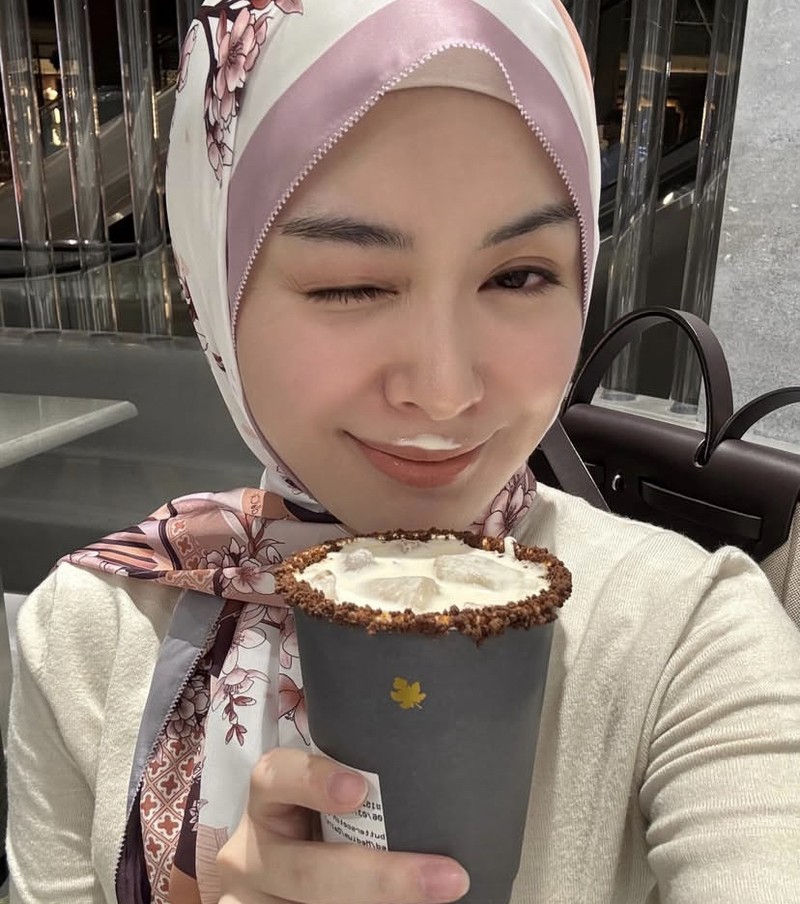 Cantiknya Ayana Moon Saat Berburu Takjil dan Jajan Cilok