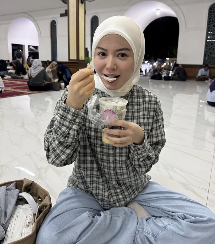 Cantiknya Ayana Moon Saat Berburu Takjil dan Jajan Cilok Cantiknya Ayana Moon Saat Berburu Takjil dan Jajan Cilok