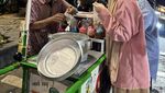 Cantiknya Ayana Moon Saat Berburu Takjil dan Jajan Cilok