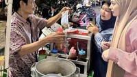 Tampak wajah Ayana antusias ketika menunggu cilok yang dibelinya diracik dengan sambal dan bumbu lainnya. Foto: Instagram @xolovelyayana