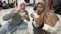 Tak hanya es teler durian saja, Ayana juga membeli jagung susu, siomay dan lainnya saat berbuka puasa di Masjid Agung Sunda Kelapa. Foto: Instagram @xolovelyayana