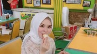 Mampir ke Ucok Durian, Ayana cicip durian langsung di tempatnya. Ia memang penggemar buah durian. Foto: Instagram @xolovelyayana