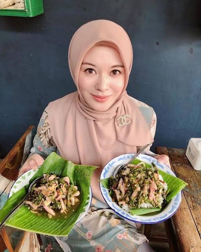 Cantiknya Ayana Moon Saat Berburu Takjil dan Jajan Cilok Cantiknya Ayana Moon Saat Berburu Takjil dan Jajan Cilok