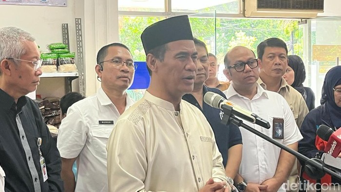 Menteri Pertanian Andi Amran Sulaiman melakukan pengecekan ke salah satu titik operasi pasar pangan murah di Kantor Pos, Jakarta Timur. Dalam kesempatan itu, Amran memastikan harga pangan yang dijual dalam program ini di bawah harga eceran tertinggi (HET).