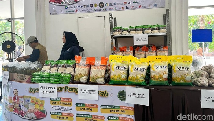 Menteri Pertanian Andi Amran Sulaiman melakukan pengecekan ke salah satu titik operasi pasar pangan murah di Kantor Pos, Jakarta Timur. Dalam kesempatan itu, Amran memastikan harga pangan yang dijual dalam program ini di bawah harga eceran tertinggi (HET).