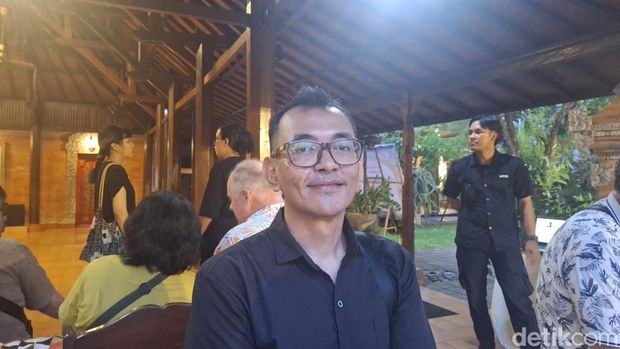 Anton Susanto, kurator pameran Denyar Renjana saat pembukaan pameran, Jumat (7/3/2025).