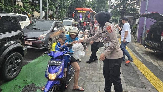 Ditlantas Polda Metro Jaya berbagi takjil hingga sembako di bulan suci Ramadan 2025.