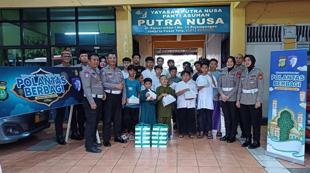 Ditlantas Polda Metro Jaya berbagi takjil hingga sembako di bulan suci Ramadan 2025.