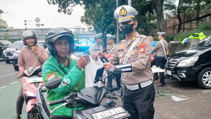 Ditlantas Polda Metro Jaya berbagi takjil hingga sembako di bulan suci Ramadan 2025.