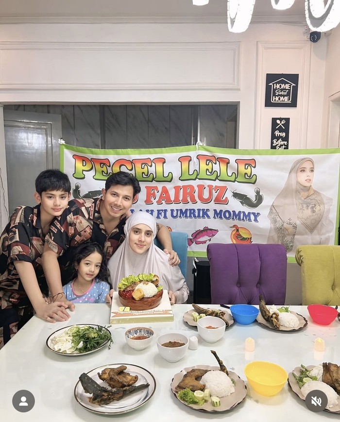 Fairuz A. Rafiq Nikmati Kue Pecel Lele hingga Sate bersama Keluarga Fairuz A. Rafiq Nikmati Kue Pecel Lele hingga Sate bersama Keluarga