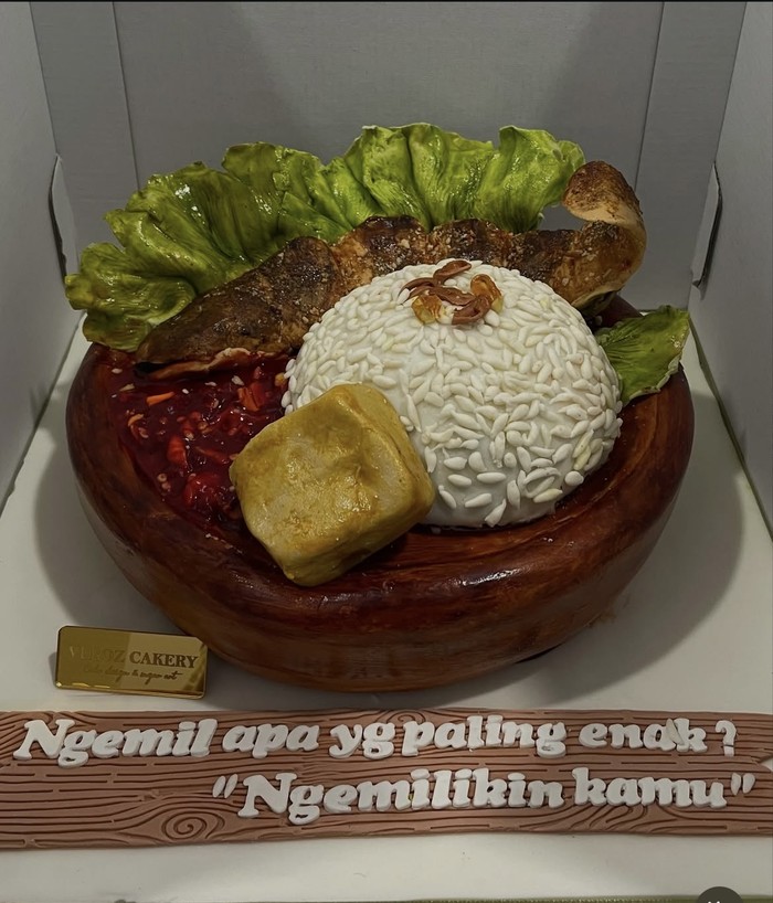Fairuz A. Rafiq Nikmati Kue Pecel Lele hingga Sate bersama Keluarga