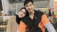 Fairuz dan Sonny juga senang memperlihatkan momen ketika makan berdua. Seperti ini ketika pasangan suami istri tersebut makan malam sederhana dengan menikmati sate Padang. Foto: Instagram @fairuzarafiq