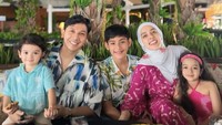 Momen hangat ditunjukkan oleh ibunda King Faaz itu ketika makan bersama keluarga di sebuah restoran. Hidangan seperti sop, roti, pastry, sampai buah-buahan tersaji di meja. Foto: Instagram @fairuzarafiq
