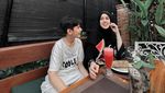 Fairuz A. Rafiq Nikmati Kue Pecel Lele hingga Sate bersama Keluarga