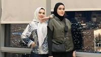 Wanita yang menikah dengan Sonny Septian pada tahun 2017 ini juga sempat membagikan momen merayakan ulang tahun kakaknya di restoran hotel. Foto: Instagram @fairuzarafiq