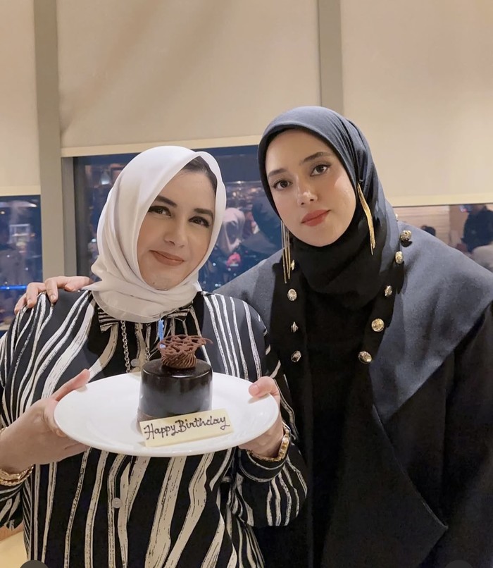 Fairuz A. Rafiq Nikmati Kue Pecel Lele hingga Sate bersama Keluarga