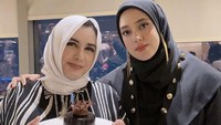 Kakak Fairuz yang saat ini menjabat sebagai bupati Pekalongan itu diberi kejutan kue ulang tahun berlapis cokelat spesial! Foto: Instagram @fairuzarafiq